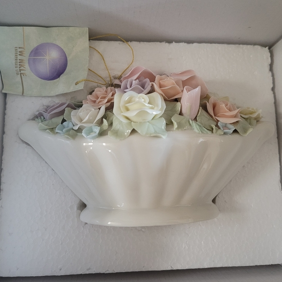 Creamware GORGEOUS FLOWER VASE, boat shaped, Full of Fine Porcelain Roses. - Picture 12 of 16